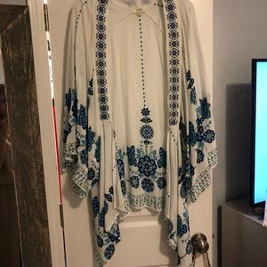 Umgee embroidered kimono in great condition S/M